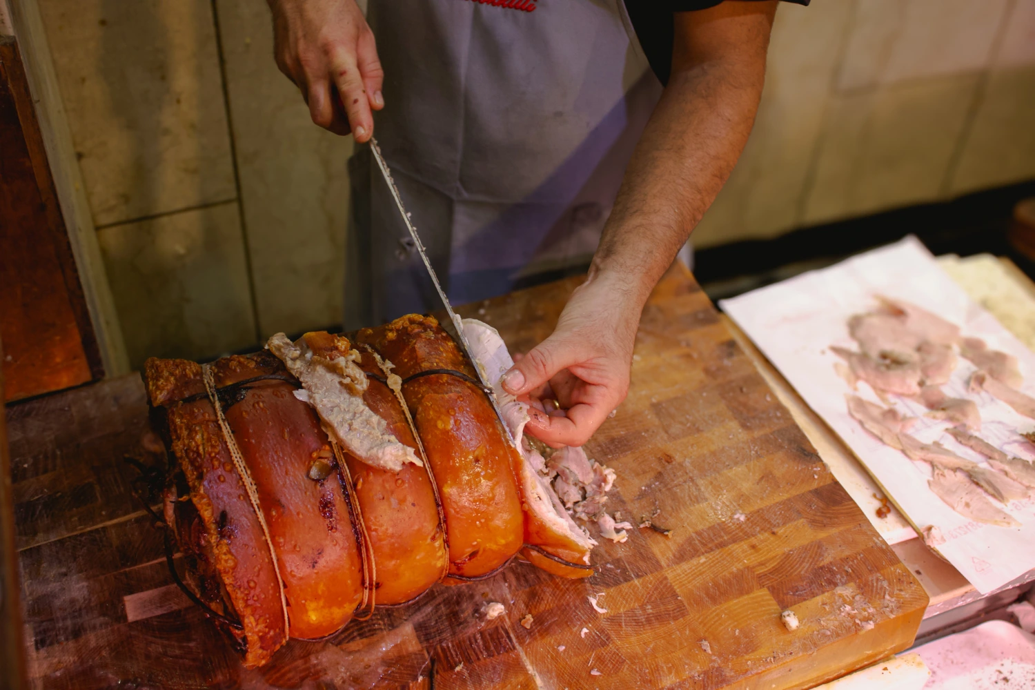 carpe-diem-tours-rome-food-tour-porchetta-slicing-norcineria-trastevere