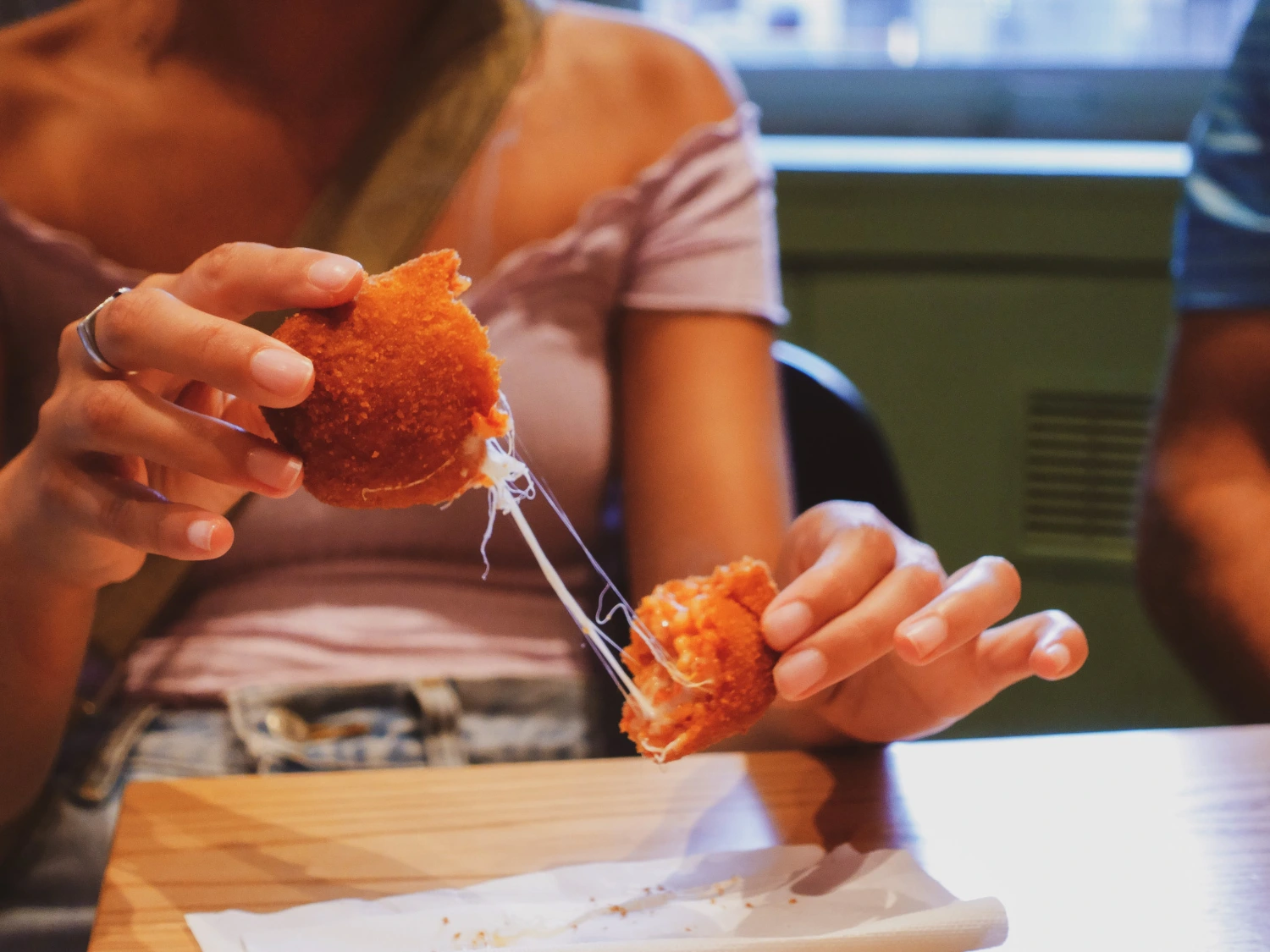 carpe-diem-tours-rome-food-tour-supplì-mozzarella-pull-close-up